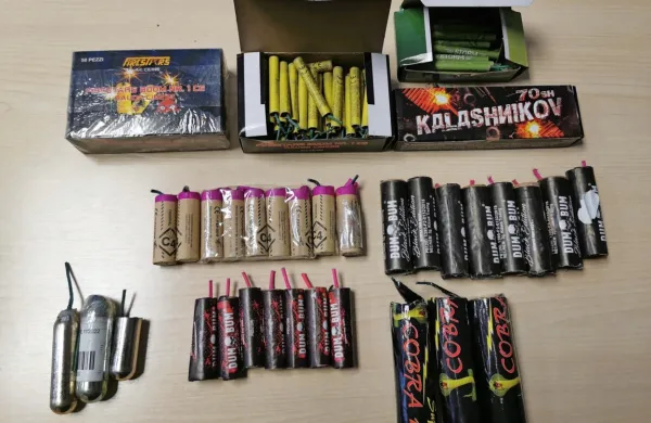 Na območju koprske  policijske uprave  so    zasegli skoraj  1100  
različnih  petard. 