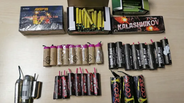 Na območju koprske  policijske uprave  so    zasegli skoraj  1100  
različnih  petard. 