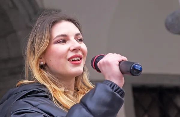 Spletna vplivnica in članica SDS Zala Klopčič s peticijo nasprotuje 
novemu medijskemu zakonu.