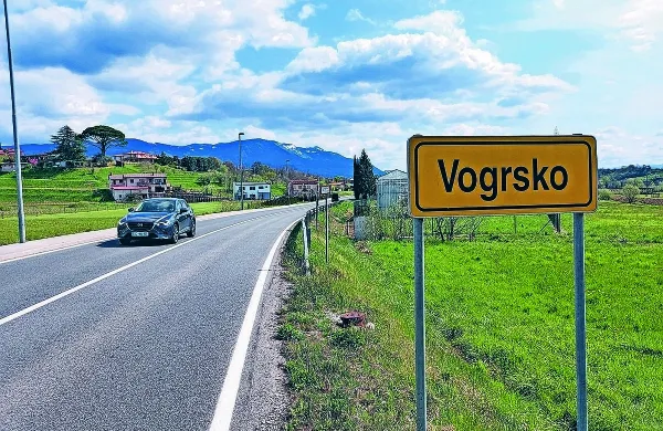 O policistu, ki se je znašel v vrtincu obtožb, smo poročali že 
spomladi 2021, ko se je znašel na zatožni klopi koprskega sodišča. 
Od sodelavke, ki je na Vogrskem ustavila njegovega prehitrega 
tasta, je pričakoval, da ga ne bi kaznovala. 