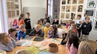 V Hiši kulture Pivke prirejajo tudi grafične dneve, na katerih šolarji 
ustvarjajo grafike, spoznajo pa tudi tamkajšnjo stalno grafično 
zbirko. 