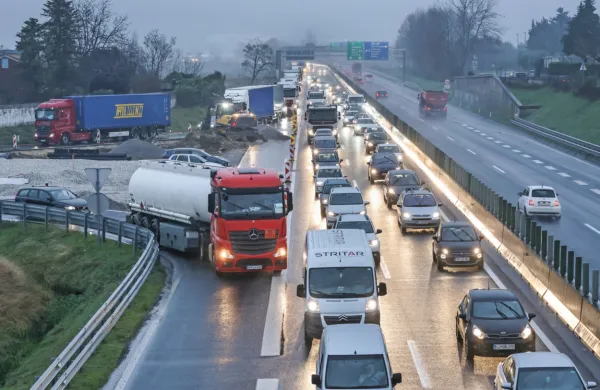 Med vsemi lani prodanimi osebnimi avtomobili je bilo električnih 
9876 oziroma 27 odstotkov manj kot predlani.