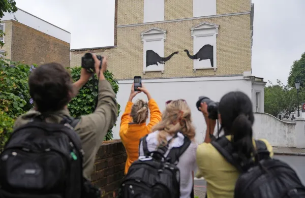 Banksyjeva dela hitro pritegnejo pozornost radovednežev. 