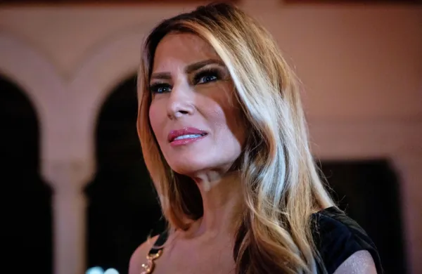 Melania Trump na letošnji novoletni zabavi.