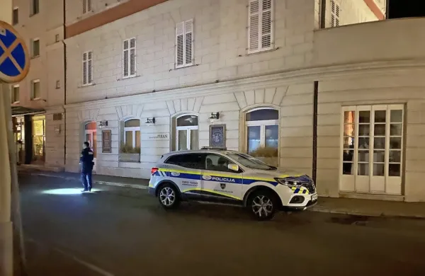 Policisti  so  včeraj s  trakom  zavarovali  območje  pred  hotelom  in  
iskali  morebitne sledi.  