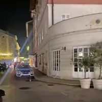 Po  neuradnih  informacijah  naj  bi  se naboj  zaril  v  eno  od  vozil.