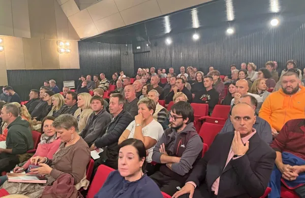 Že v oktobru so številni krajani Ilirske Bistrice zavrnili možnost 
podpore gradnji vetrnih elektrarn na bližnjem hribu.