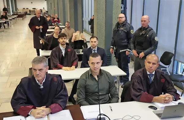 Klemen Kadivec (v sredini) naj bi bil Danijelu Božiću in Žarku 
Tešanoviću naročil, da morata med potjo izklopiti telefon.