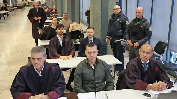 Klemen Kadivec (v sredini) naj bi bil Danijelu Božiću in Žarku 
Tešanoviću naročil, da morata med potjo izklopiti telefon.