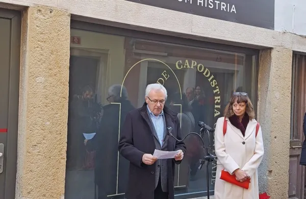 Od decembra na razstavo vabi K/Contrada. Na fotografiji:  predsednik društva Histria arheolog in akademik dr. Robert Matijašić  in 
zgodovinarka Deborah  Rogoznica