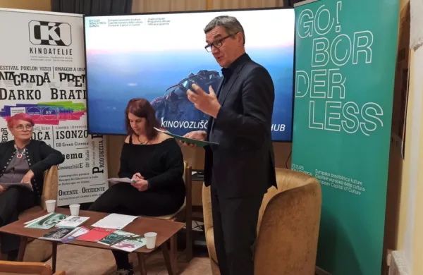 Mateja Zorn in Mateja Sulič iz Kinoateljeja ter Stojan Pelko (z leve) 
programski vodja EPK GO! 2025 so predstavili bogat čezmejni 
filmski program. 