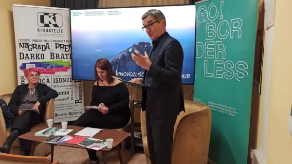 Mateja Zorn in Mateja Sulič iz Kinoateljeja ter Stojan Pelko (z leve) 
programski vodja EPK GO! 2025 so predstavili bogat čezmejni 
filmski program. 
