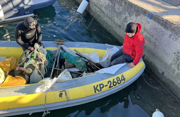 Posadka na gumenjaku  je zbirala odpadke, ki so jih potapljači 
odstranili z dna.    