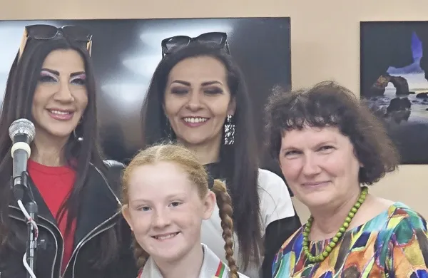 Evelyn v družbi njene  “babi”  Jadranke Simončič in  članic žirije v 
Bolgariji