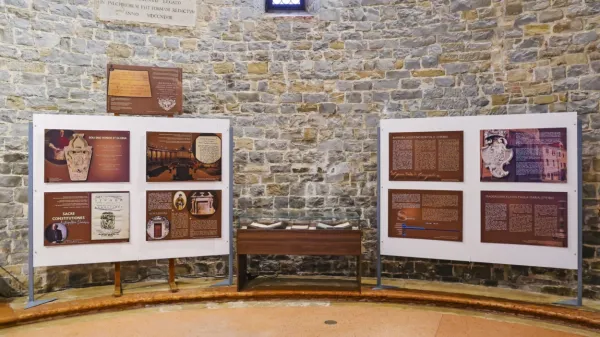 Krstilnica sv. Janeza Krstnika ob koprski stolnici gosti razstavo Mi 
smo Bruti. 