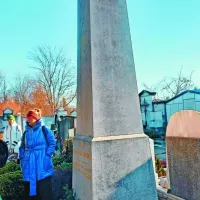  

Josipinin grob na enem od graških pokopališč spoznate po 
visokem obelisku. Oba napisa, spredaj in zadaj, sta v slovenščini. 
Tisti zadaj pravi: “Kdor dušno živi, ne vmrje.”