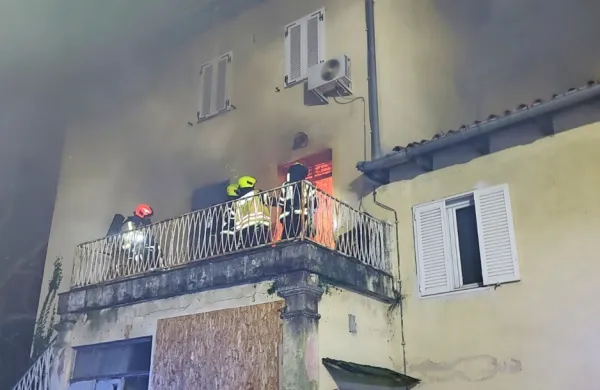 Gasilci  so  si  morali  najprej  omogočiti  vstop  v    zapuščeno  hišo,    ob 
gašenju pa  so  hkrati  preverjali,  ali  je  v hiši ostal  kdo  ujet. 