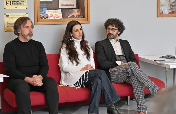 Direktor SSG Trst Danijel Malalan (levo) se je o predstavi pogovarjal z igralko Laro Komar in režiserjem Luco Quaio.