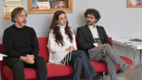 Direktor SSG Trst Danijel Malalan (levo) se je o predstavi pogovarjal z igralko Laro Komar in režiserjem Luco Quaio.