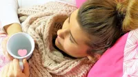 Gripo, ki je zelo nalezljiva bolezen, in jo spremljajo povišana temperatura, bolečine v sklepih in mišicah, kašelj 
in nahod, je treba preboleti v postelji, mirovati in  piti veliko tekočine z vitaminom C, naštevajo zdravniki.   