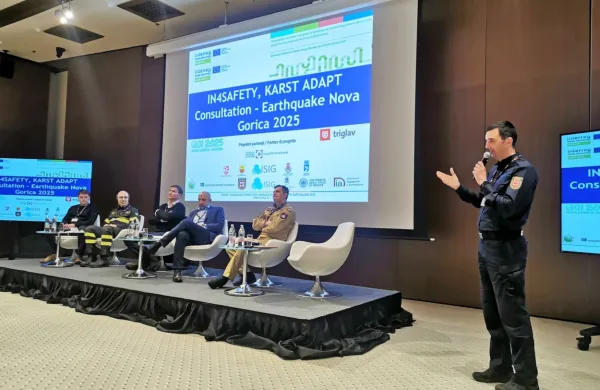 Strokovni posvet o potresni varnosti in pomenu hitrega odziva je 
v pogovoru z domačimi in tujimi strokovnjaki vodil Borut Mihelj iz 
novogoriške gasilske enote.