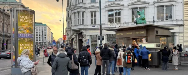 Pred Bitzingerjevo stojnico s klobasami v središču Dunaja je vselej 
vrsta.