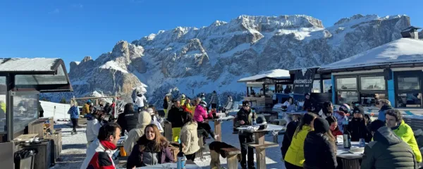 Del smučarskega dneva je tudi postanek v koči, ki so v Dolomitih 
izjemno gosto posejane.