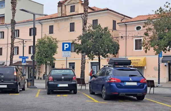 Na sliki so vidna nepravilno parkirana vozila na območju parkirišča, rezerviranega za taksiste.