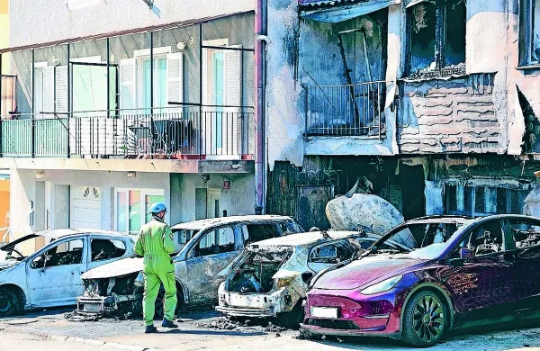 



Devetega maja so plameni v Vodopivčevi ulici uničili pet vozil in 
poškodovali tri stanovanja. 

