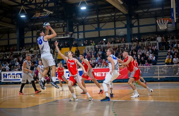 Jaka Zemljič (z žogo) je bil prvi strelec Hidrie v dvoboju s 
Portorožem, fotografija je s tekme s Slovanom.