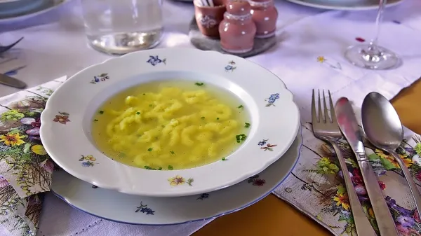 Govejo juho kuhamo počasi vso noč.