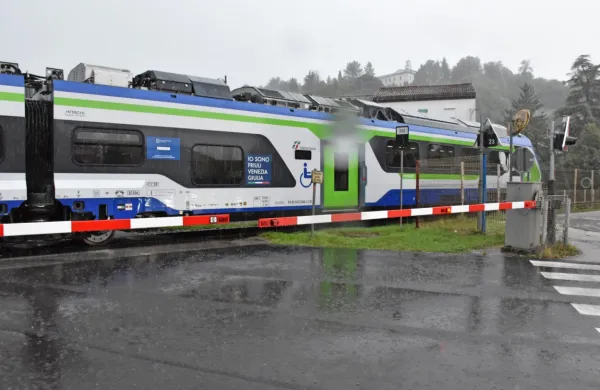 Italijanski potniški vlak je testno vožnjo do novogoriške železniške 
postaje začel septembra, povezava med Goricama  bo vzpostavljena od  8. februarja. 