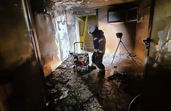 Dim se je iz avle bloka razširil po stopnišču. 