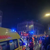 Iz bloka so gasilci z  lestvami   evakuirali  stanovalce,  med katerimi  so  bili tudi  starejši  in  otroci.   