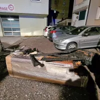 V vhodni avli je v petek zvečer zagorela nova sedežna garnitura. 