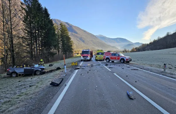 Tolminski gasilci so 52-letnega voznika iz avtomobila rešili s tehničnim posegom in ga predali reševalcem. 