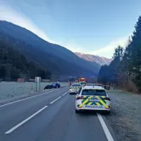 Voznika sta se v čelnem trku huje po&scaron;kodovala