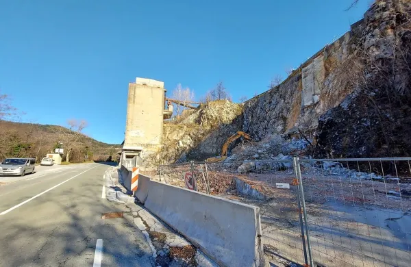 Podjetje Alpacem je začelo rušiti dotrajane objekte v solkanskem kamnolomu. 