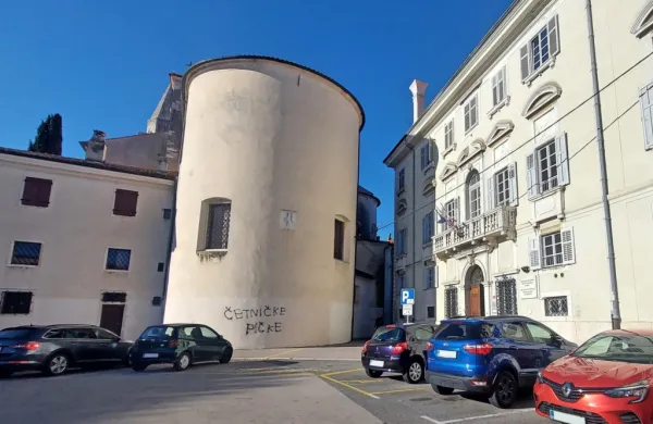 Na zidu koprske stolne cerkve žaljiv grafit, policisti preiskujejo