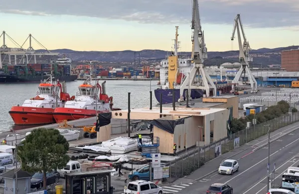   Po skoraj dveh desetletjih, odkar je v Koper priplula prva potniška ladja, so stekla gradbena dela za nov potniški terminal. 