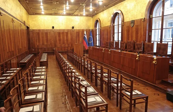 Sodba  ustavnega  sodišča  bo  prinesla    zlasti na  manjša  sodišča  kar  
nekaj težav pri  organizaciji dela. 