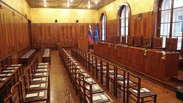 Sodba  ustavnega  sodišča  bo  prinesla    zlasti na  manjša  sodišča  kar  
nekaj težav pri  organizaciji dela. 