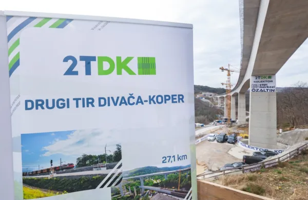 Zaključek del na drugem železniškem tiru Divača-Koper, predviden do konca leta 2025, se odmika.