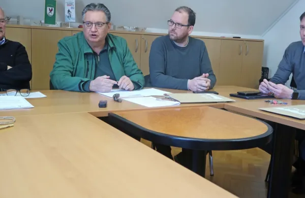 Miha Butara, Marijan Platiše, Gašper Uršič, Mitja Dežela (od leve) 
s soorganizatorji ob 80. obletnici Partizanskih smučin pripravljajo 
vrsto spominskih prireditev.