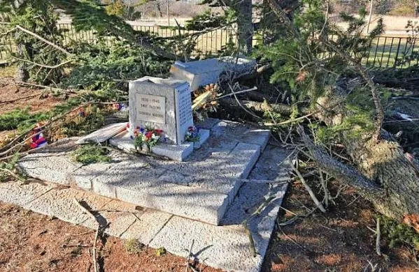 Burja je razdejala spomenik.