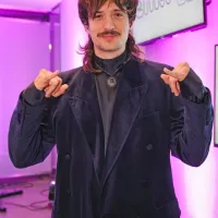 Ob lanski evrovizijski predstavnici Raiven bo letošnjo Emo povezoval še frontman zasedbe Mrfy Gregor Štrasbergar - Štras.