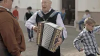 Ottavio Brajko na Manziolijevem trgu v Izoli leta 2015 med 
snemanjem videospota za himne NK Izola, ki jo je napisal Rudi 
Bučar  