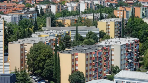 V Sloveniji naj bi bilo približno 165.000 nenaseljenih nepremičnin. 