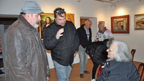 Dora Jež (sedi desno) v svoji galeriji