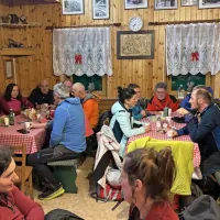 Po vzponu na prepišni in razgledni vršac se je prilegla topla 
dobrodošlica v Iztokovi koči.